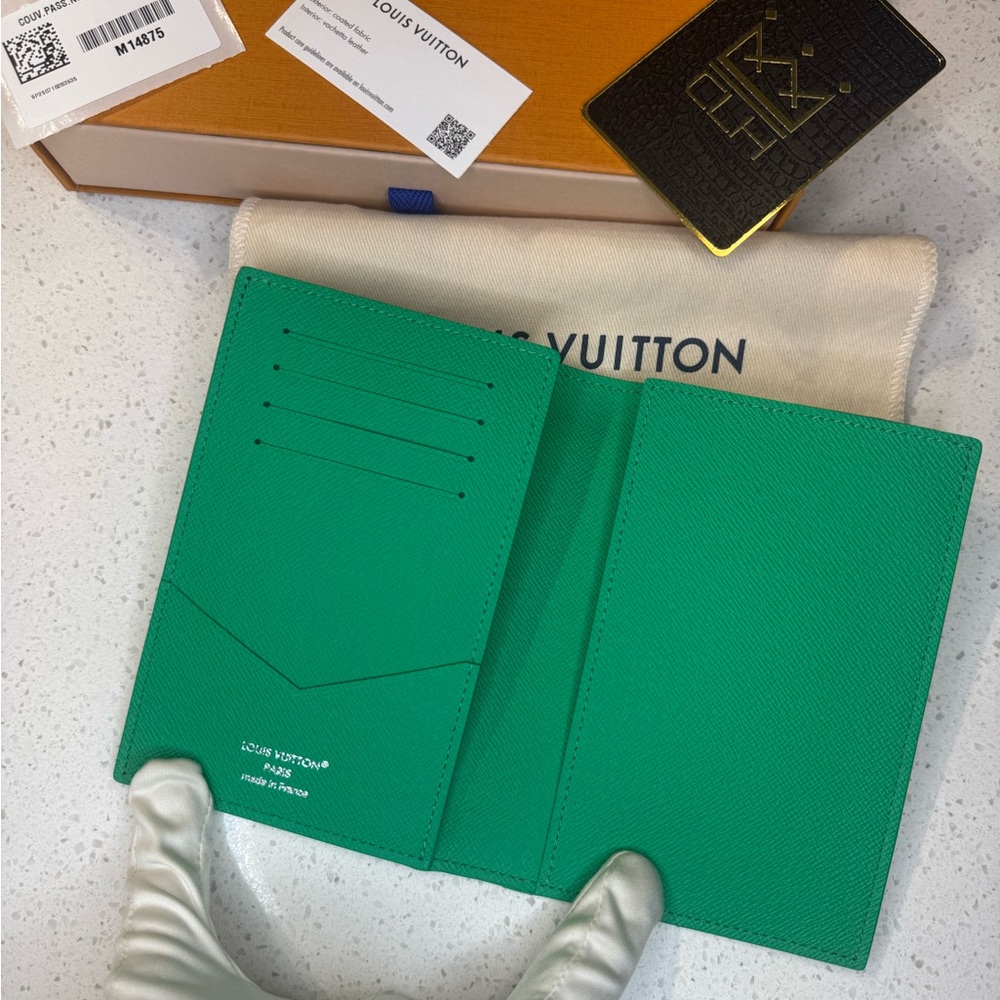 LOUIS VUITTON GOLF PASSPORT COVER - Picture 5 of 9